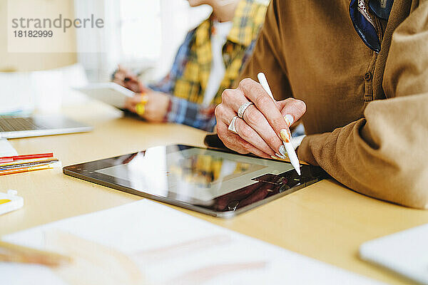 Grafikdesigner mit digitalisiertem Stift und Tablet-PC am Schreibtisch