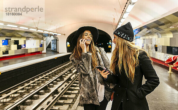Paris  Frankreich  lachende Touristen warten am Bahnsteig der U-Bahn