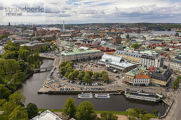 Schweden  Kreis Vastra Gotaland  Göteborg  Luftaufnahme des Stadtkanals mit historischer Markthalle im Hintergrund