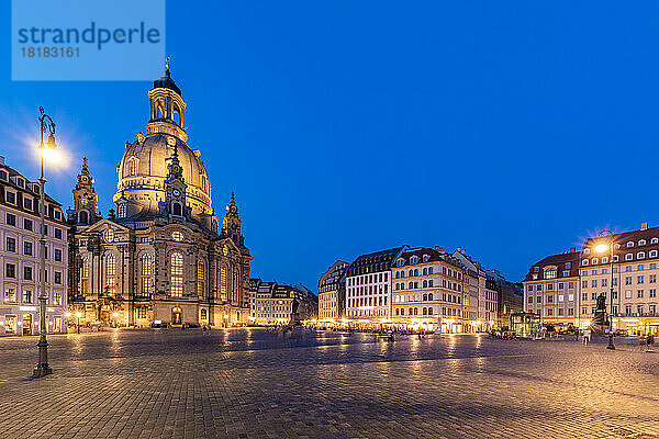 Deutschland  Sachsen  Dresden  Neumarkt in der Abenddämmerung mit der historischen Frauenkirche im Hintergrund
