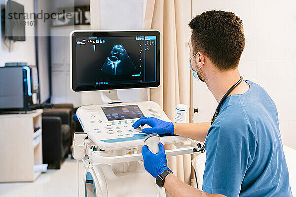 Arzt bedient Ultraschallgerät im Krankenhaus