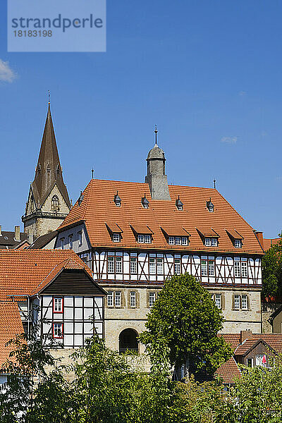 Deutschland  Nordrhein-Westfalen  Warburg  Fachwerk-Rathaus mit Kirchenglockenturm im Hintergrund