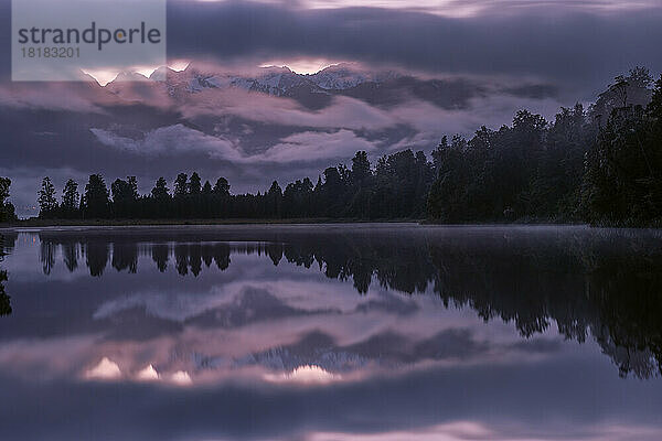 Neuseeland  Region Canterbury  Langzeitbelichtung des Lake Matheson im Morgengrauen