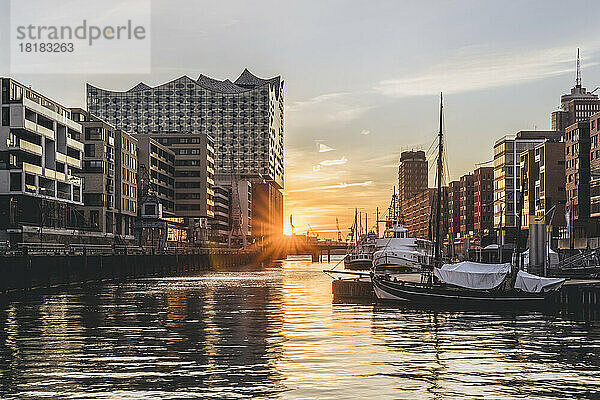 Deutschland  Hamburg  Segelboote liegen bei Sonnenuntergang im Sandtorhafen