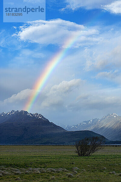 Neuseeland  Region Canterbury  malerischer Blick auf den Regenbogen  der sich über dem Tasman Valley wölbt