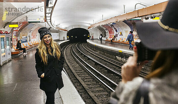 Paris  Frankreich  Touristen fotografieren am Bahnsteig der U-Bahn