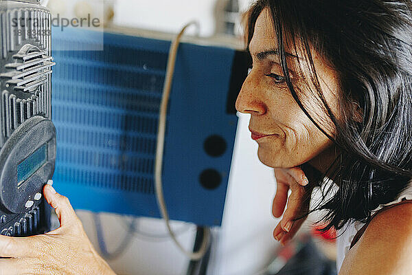 Reife Frau nutzt Solarwechselrichter