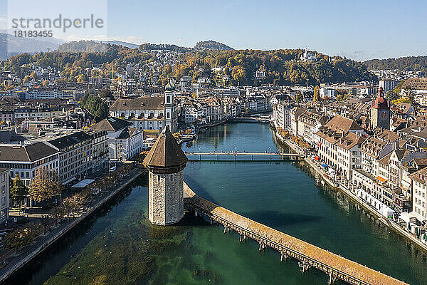 Schweiz  Kanton Luzern  Luzern  Luftaufnahme der historischen Kapellbrücke im Herbst
