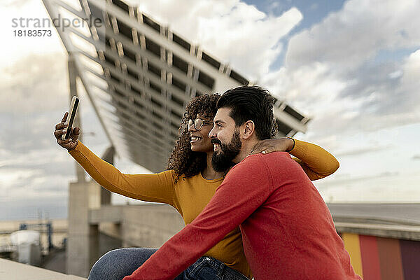 Glückliches junges Paar  das Selfie mit dem Smartphone macht
