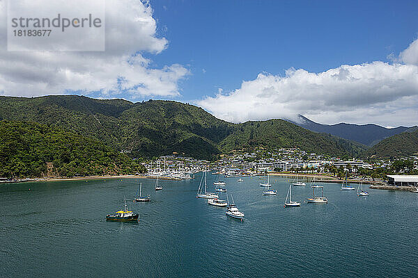 Neuseeland  Marlborough  Picton  Boote vor der Küstenstadt