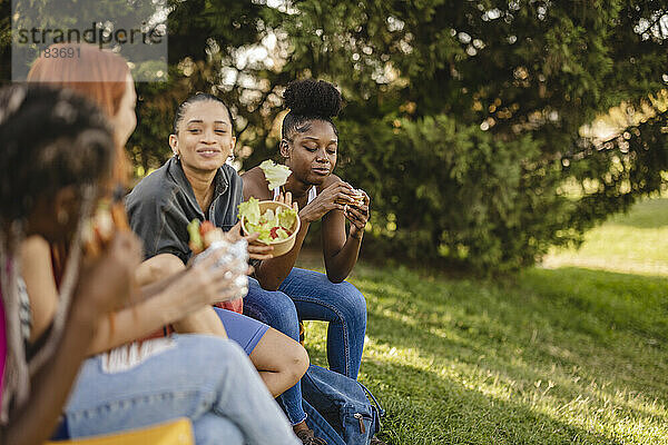 Junge Freunde genießen Picknick im Park