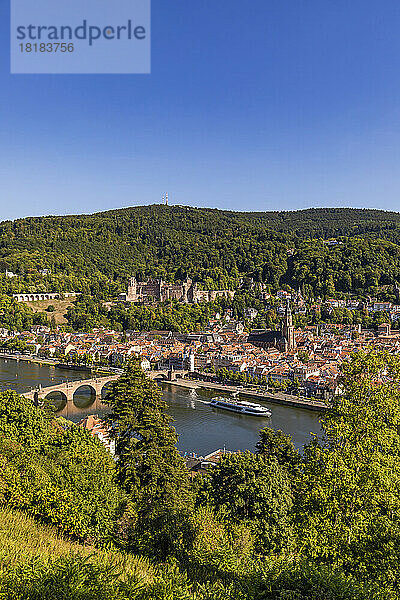 Deutschland  Baden-Württemberg  Heidelberg  Blick auf die Flussstadt im Sonnenschein