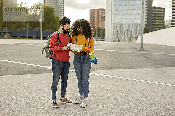 Junges Paar diskutiert über Karte am Fußweg