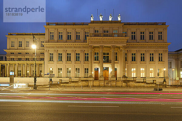 Deutschland  Berlin  Fahrzeuglichtspuren vor dem Kronprinzenpalais in der Abenddämmerung