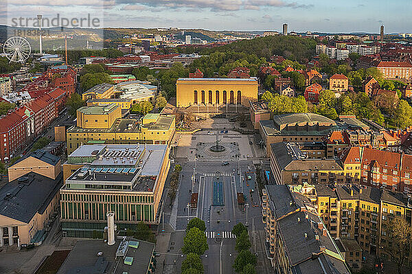 Schweden  Kreis Vastra Gotaland  Göteborg  Blick auf das Kunstmuseum am Gotaplatsen-Platz in der Abenddämmerung