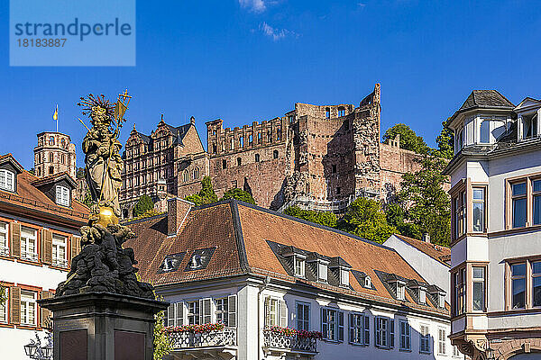 Deutschland  Baden-Württemberg  Heidelberg  Marienstatue auf dem Kornmarkt mit dem Heidelberger Schloss im Hintergrund