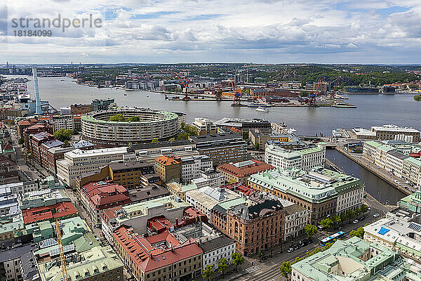 Schweden  Kreis Vastra Gotaland  Göteborg  Luftaufnahme eines Wohnviertels mit Hafen am Fluss Göta Alv im Hintergrund
