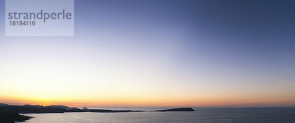 Spanien  Balearen  Menorca  Panoramablick auf den Himmel über Cap Cavalleria bei Sonnenuntergang
