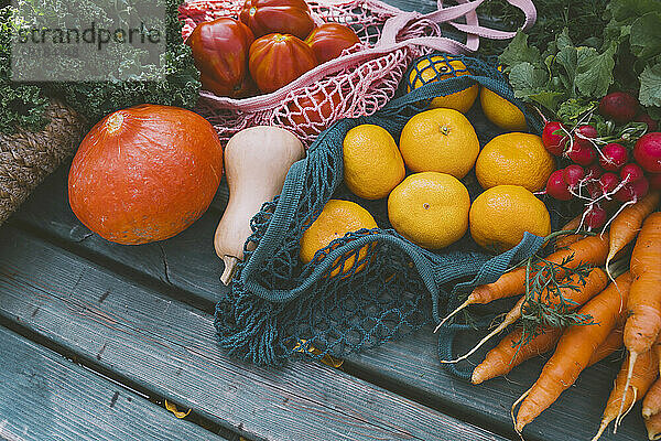 Frisches Obst und Gemüse auf dem Tisch