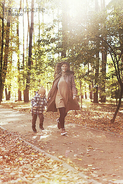 Mutter und Sohn laufen gemeinsam im Park