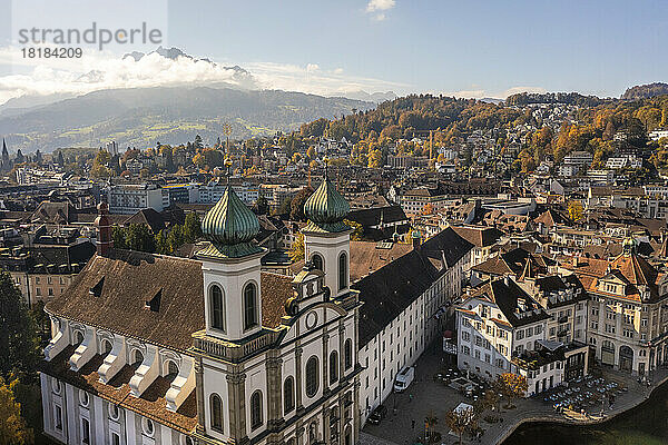 Schweiz  Kanton Luzern  Luzern  Luftaufnahme der Kirche des Heiligen Franz Xaver im Herbst
