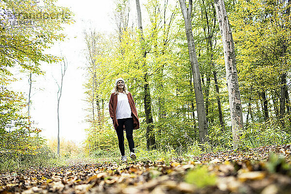 Reife Frau erkundet am Wochenende im Herbst den Wald