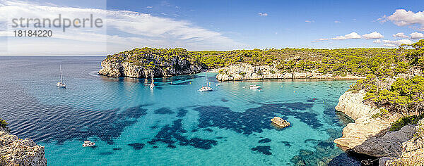 Spanien  Balearen  Menorca  Panoramablick auf die Bucht Cala Macarelleta im Sommer