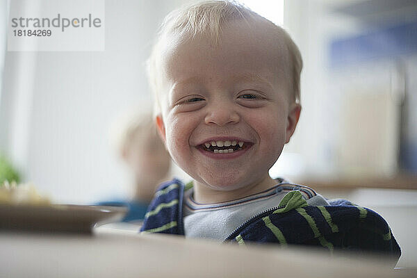 Porträt eines lachenden kleinen Jungen