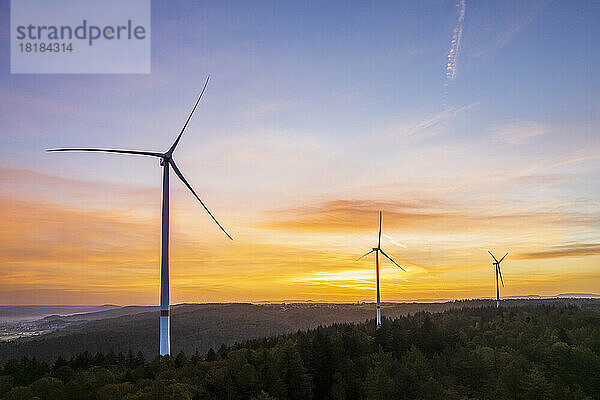 Deutschland  Baden-Württemberg  Drohnenansicht eines Windparks im Remstal bei Sonnenaufgang