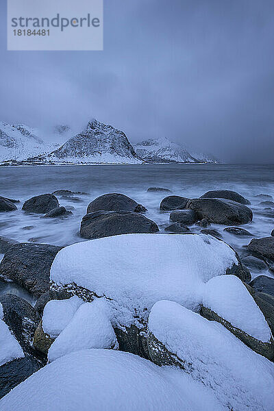 Norwegen  Troms und Finnmark  schneebedeckte Felsbrocken bei Tungenest Rasteplass