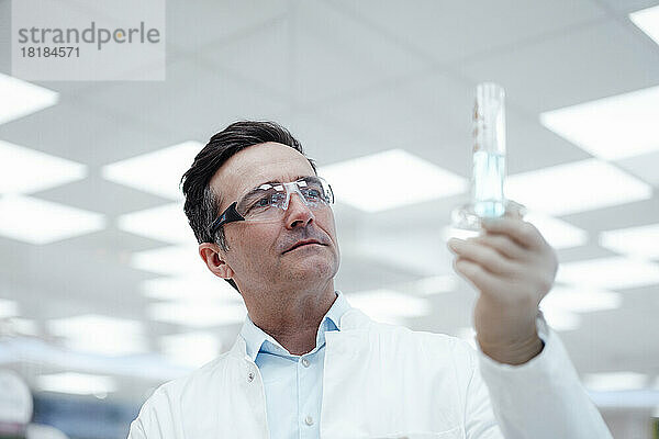 Chemiker analysiert Reagenzglas im Labor