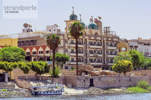 Ägypten  Gouvernement Luxor  Luxor  Ufer des Nils mit Stadtgebäuden im Hintergrund