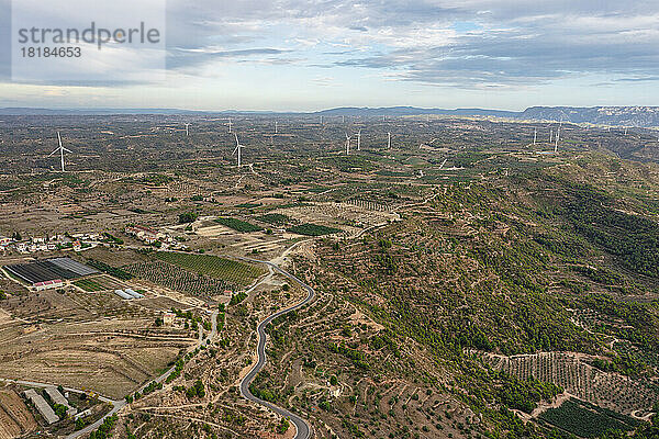 Spanien  Katalonien  Les Garrigues  Luftaufnahme eines ländlichen Windparks