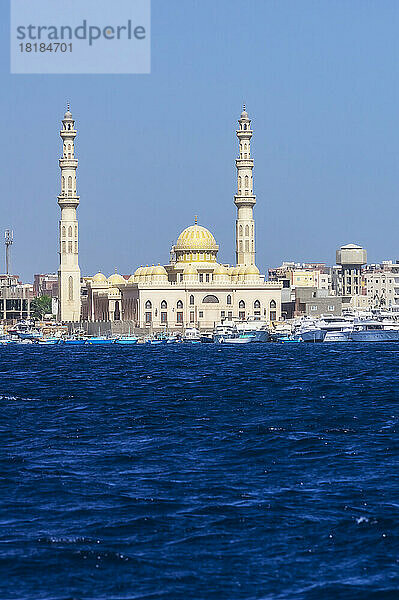 Ägypten  Gouvernement Rotes Meer  Hurghada  Blick auf die Küstenstadt mit Moschee im Hintergrund