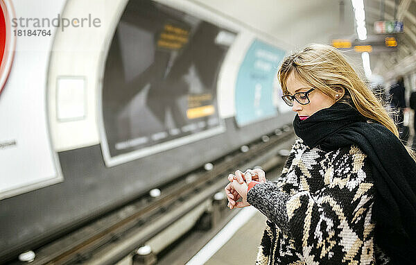 Junge Frau wartet auf die U-Bahn