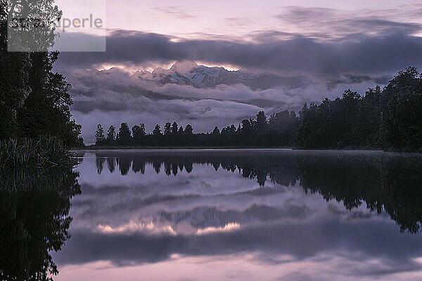 Neuseeland  Region Canterbury  Langzeitbelichtung des Lake Matheson im Morgengrauen