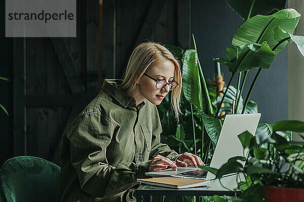 Engagierter Freiberufler  der im Heimbüro am Laptop arbeitet