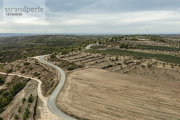 Spanien  Katalonien  Les Garrigues  Luftaufnahme einer kurvenreichen Landstraße und der umliegenden Landschaft