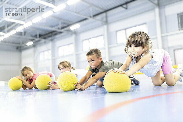Schüler trainieren mit Ball auf dem Schulsportplatz
