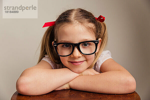 Porträt eines lächelnden kleinen Mädchens mit übergroßer Brille