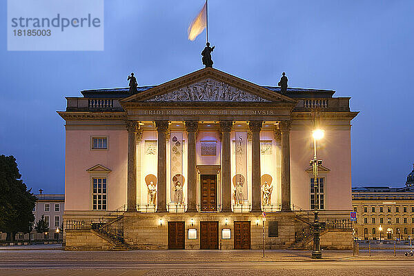 Deutschland  Berlin  Beleuchtete Fassade der Berliner Staatsoper in der Abenddämmerung