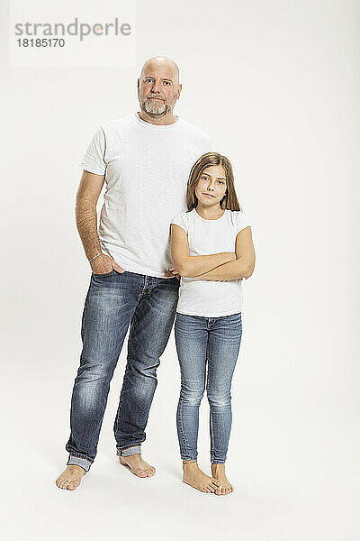 Selbstbewusster Vater und Tochter vor weißem Hintergrund