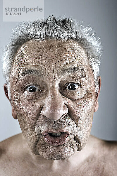 Porträt eines mürrischen älteren Mannes