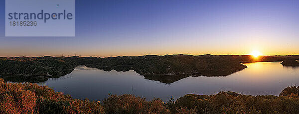 Spanien  Balearen  Menorca  Panoramablick auf die Süßwasserlagune des Naturparks S'Albufera bei Sonnenuntergang
