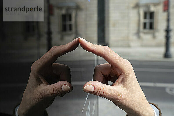 Hand einer jungen Frau mit Touchscreen