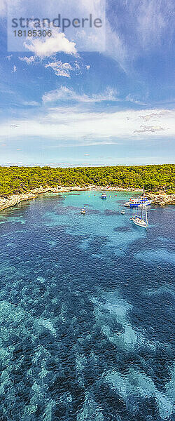 Spanien  Balearen  Menorca  Luftaufnahme von Booten in der Bucht Cala Turqueta