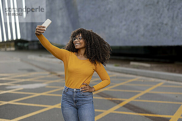 Glückliche junge Frau  die Selfie über ihr Smartphone macht