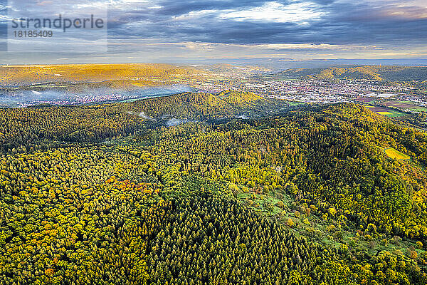 Deutschland  Baden-Württemberg  Drohnenansicht des Schwäbisch-Fränkischen Waldes im Herbst
