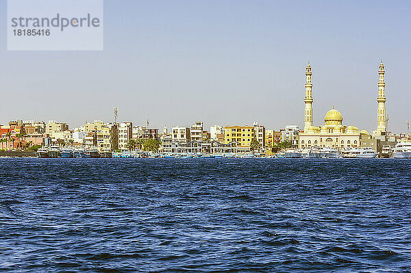 Ägypten  Gouvernement Rotes Meer  Hurghada  Blick auf die Küstenstadt mit Moschee im Hintergrund