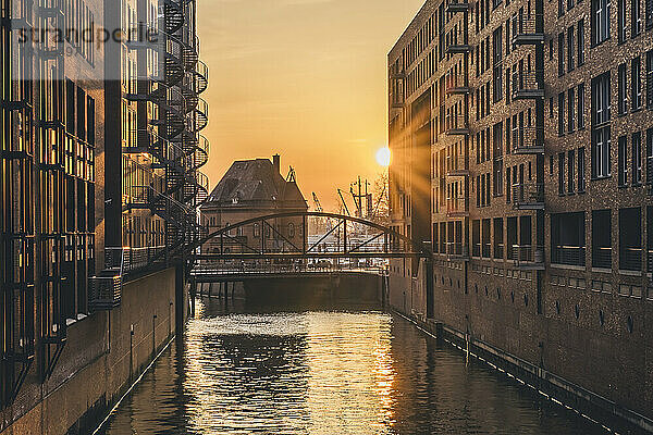 Deutschland  Hamburg  Kanal in der Speicherstadt bei Sonnenuntergang